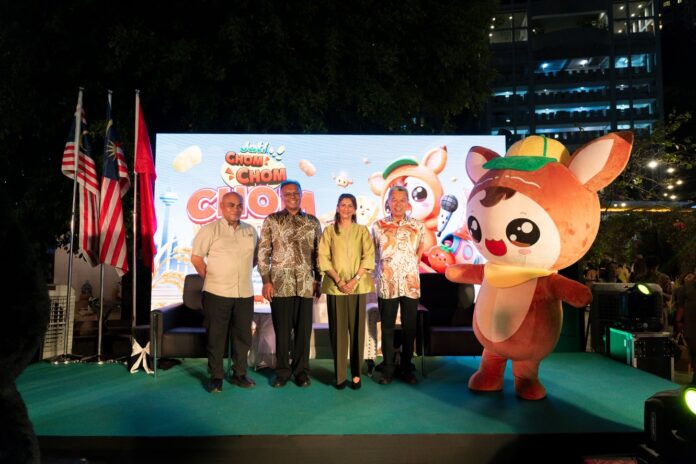 Photo 8-Left to Right_ Sufian Bin Zainuddin, Director of Tourism Malaysia Central Region; Datuk Seri Isham bin Ishak, Secretary-General, Ministry of Agriculture and Food Security; Duli Yang Teramat Mu